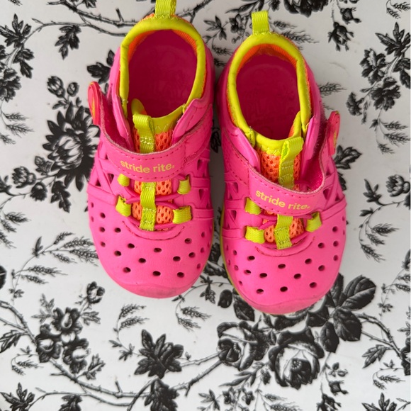 Stride Rite made to play Pink and Neon Yellow Kids sneakers - Picture 1 of 13
